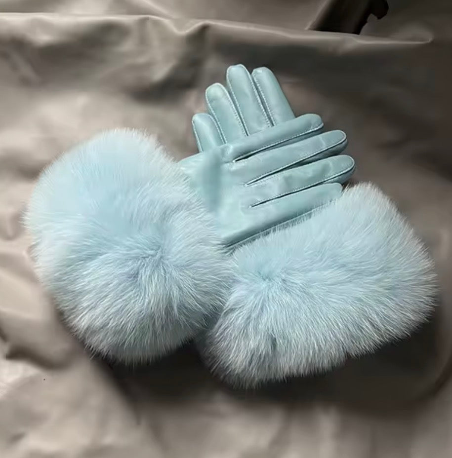 Leather gloves with fox fur
