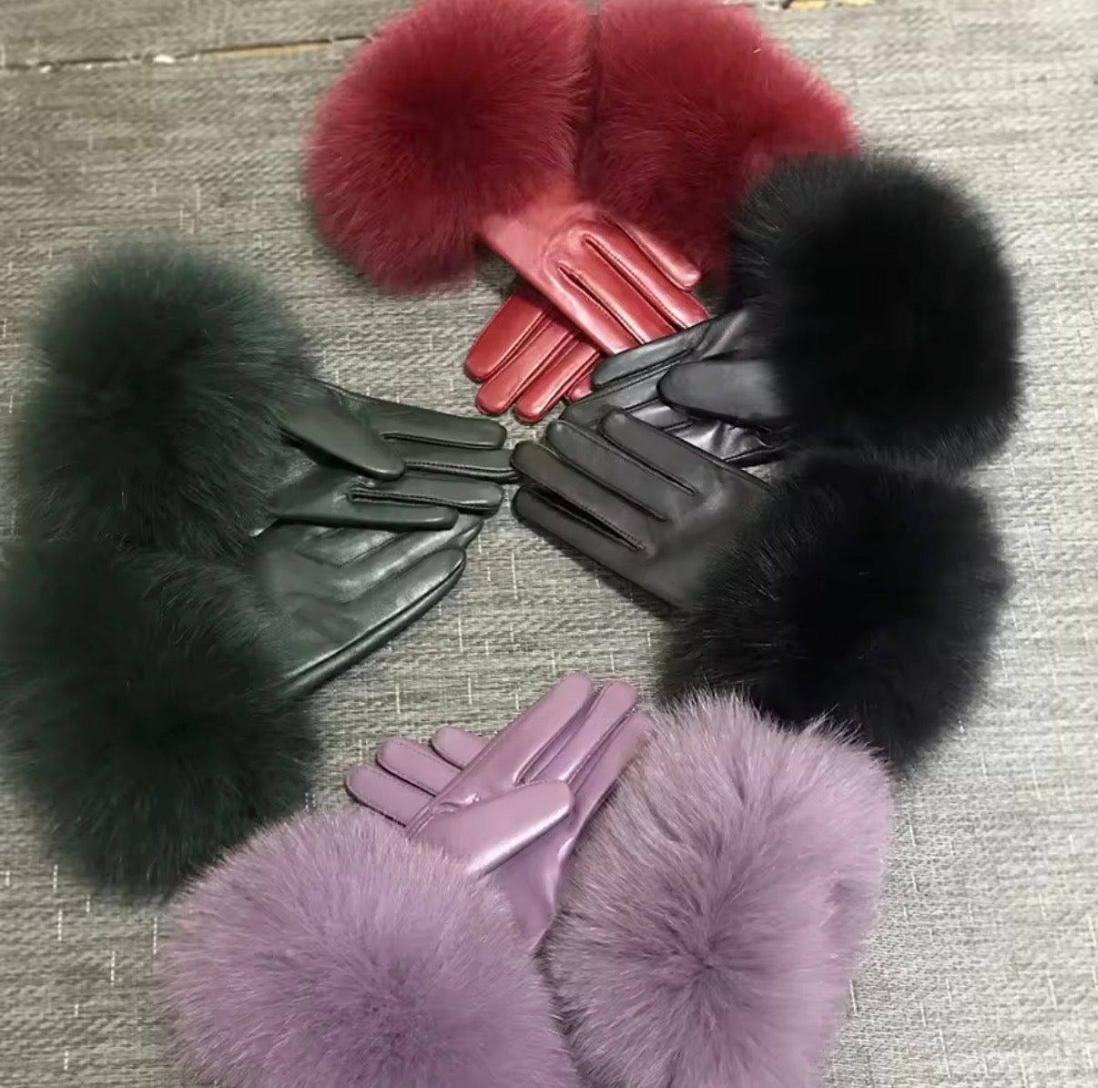 Leather gloves with fox fur