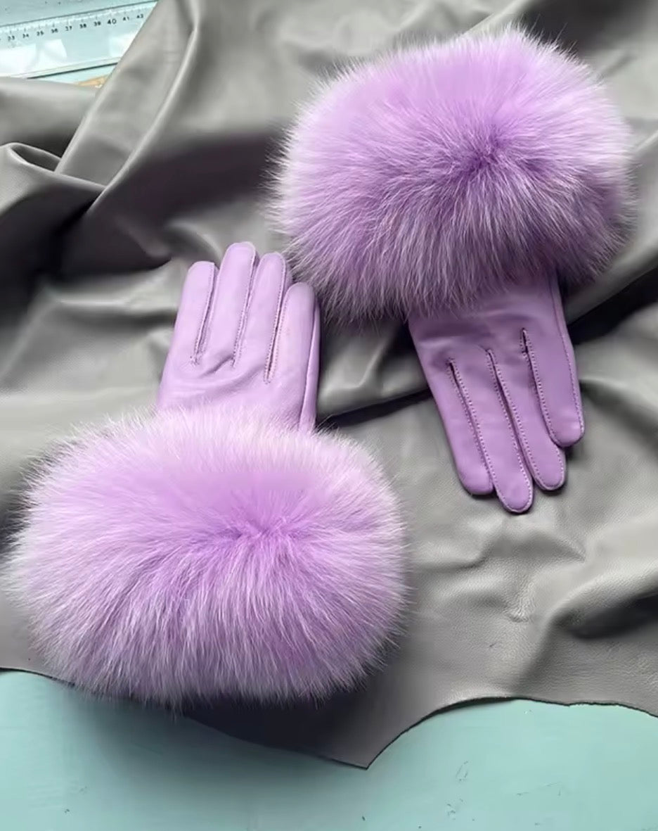 Leather gloves with fox fur