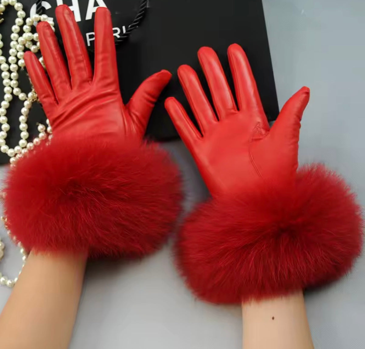 Leather gloves with fox fur