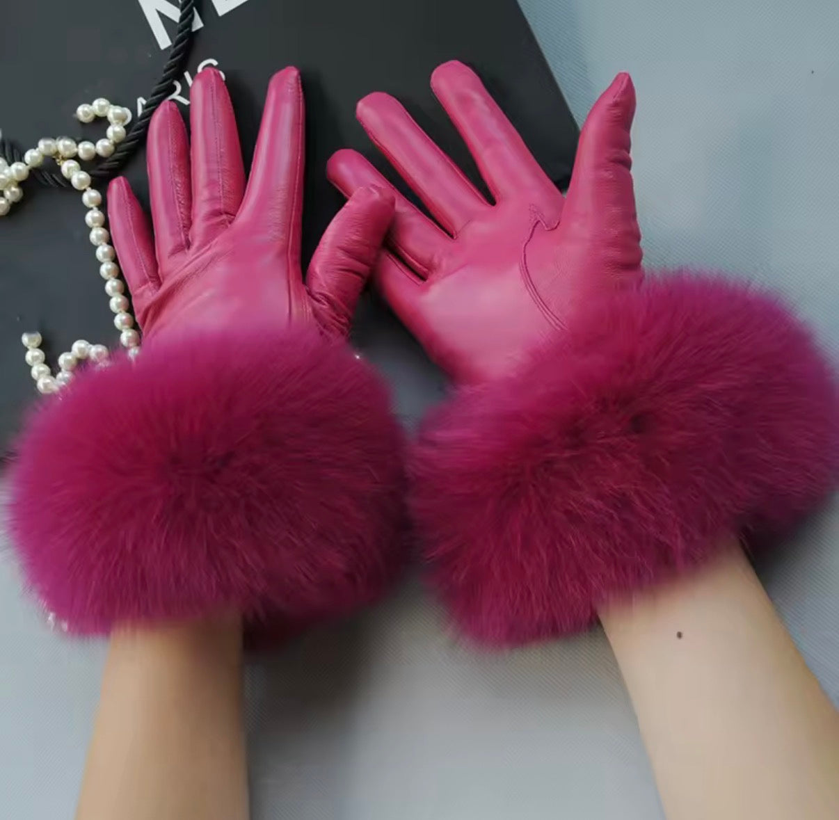 Leather gloves with fox fur