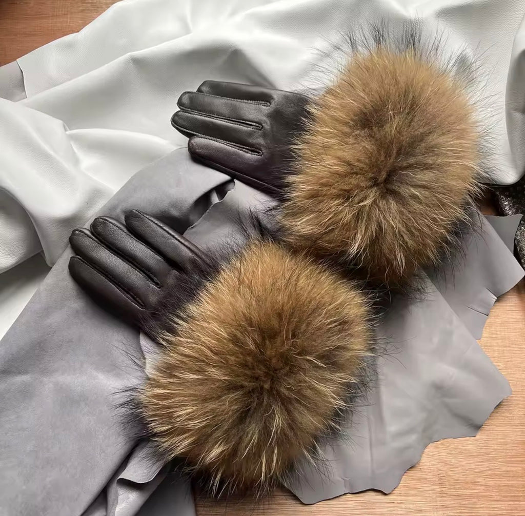 Leather gloves with fox fur