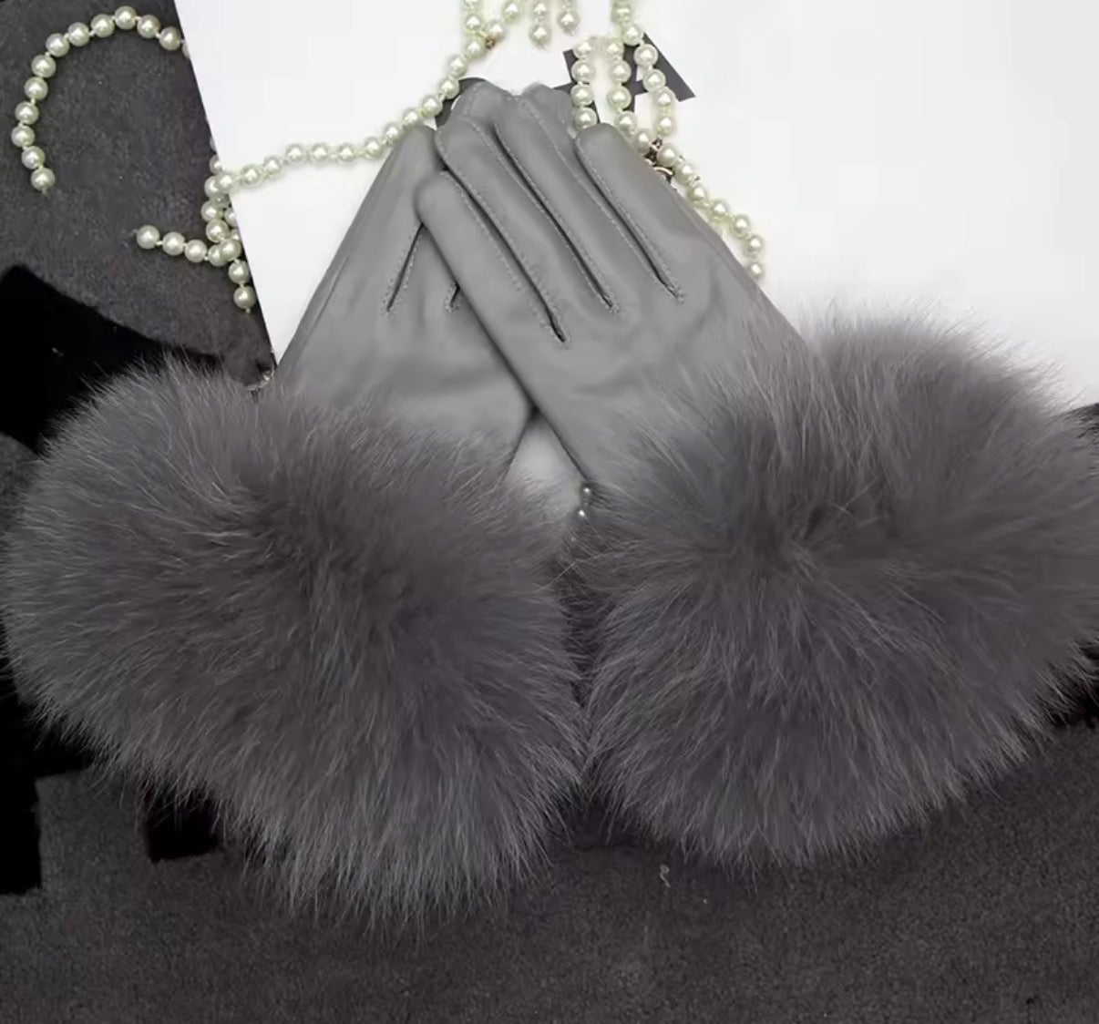 Leather gloves with fox fur
