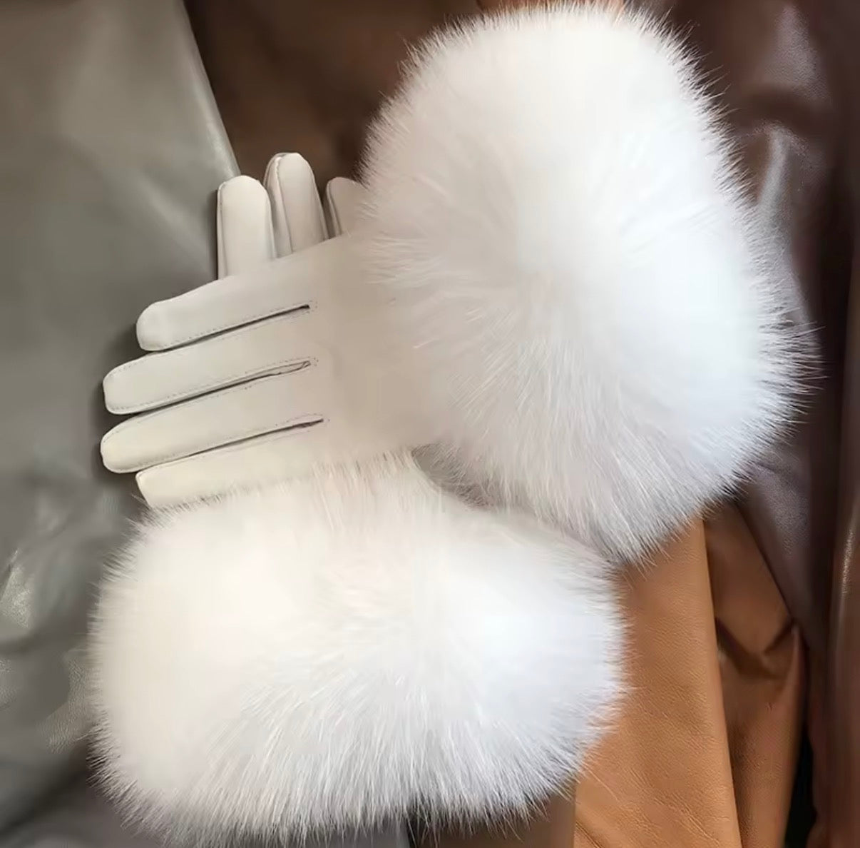 Leather gloves with fox fur
