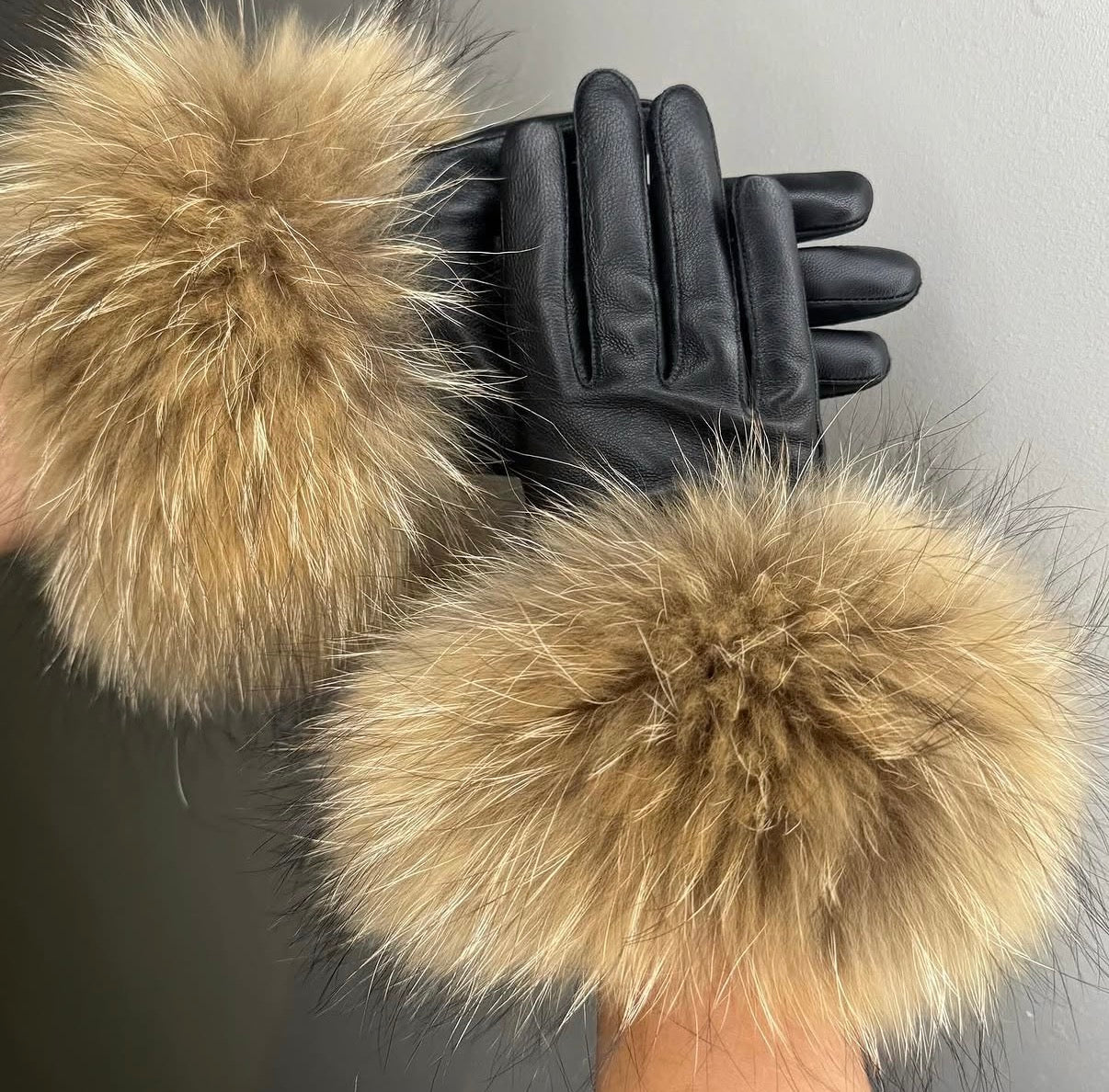 Leather gloves with fox fur