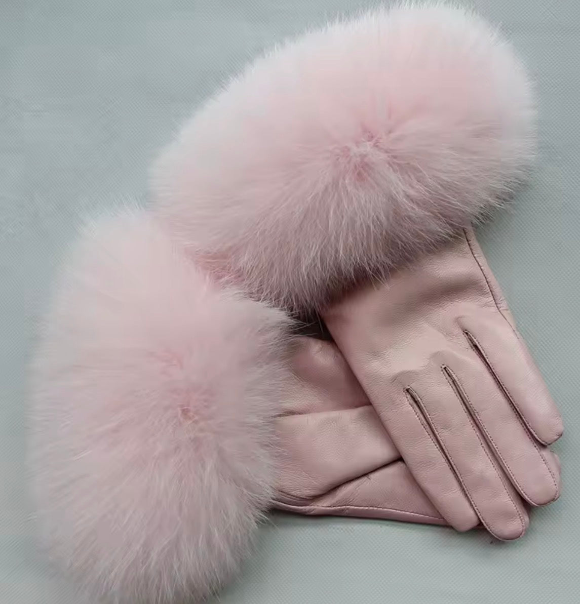 Leather gloves with fox fur