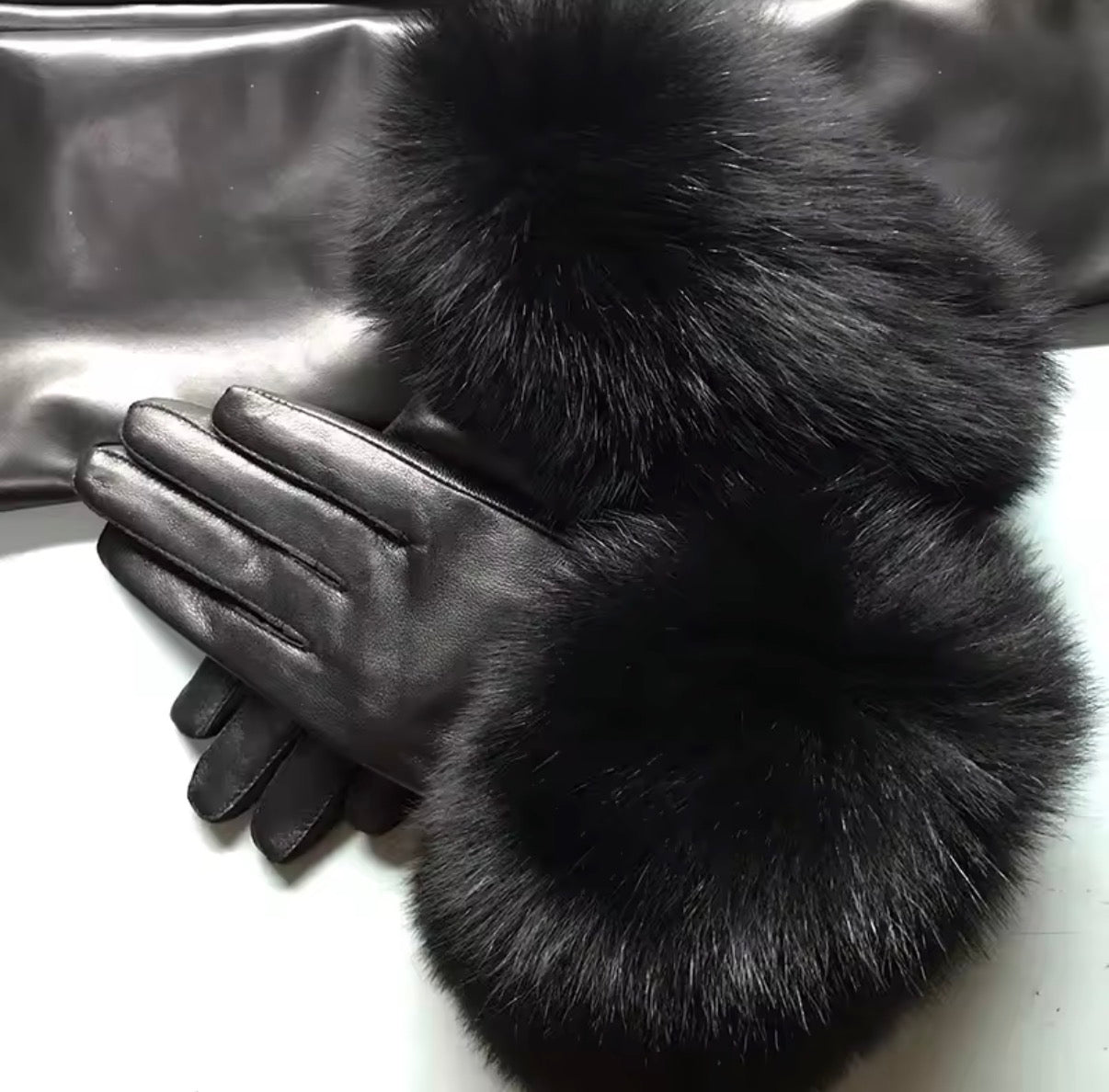 Leather gloves with fox fur